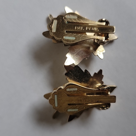 VTG 60s SIGNED Sarah Coventry MapleGold Tone Leaf Clip On W/pearl AccentEarrings - Picture 3 of 7